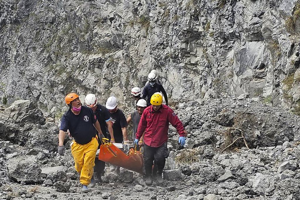 Firefighters and miners evacuate bodies from the Ho Ren mine in Hualien, Taiwan, on Thursday (4/4/2024). Rescue teams continue to search for dozens of people still missing a day after the strongest earthquake in the last 25 years hit Taiwan. The death toll reportedly increased to 10.