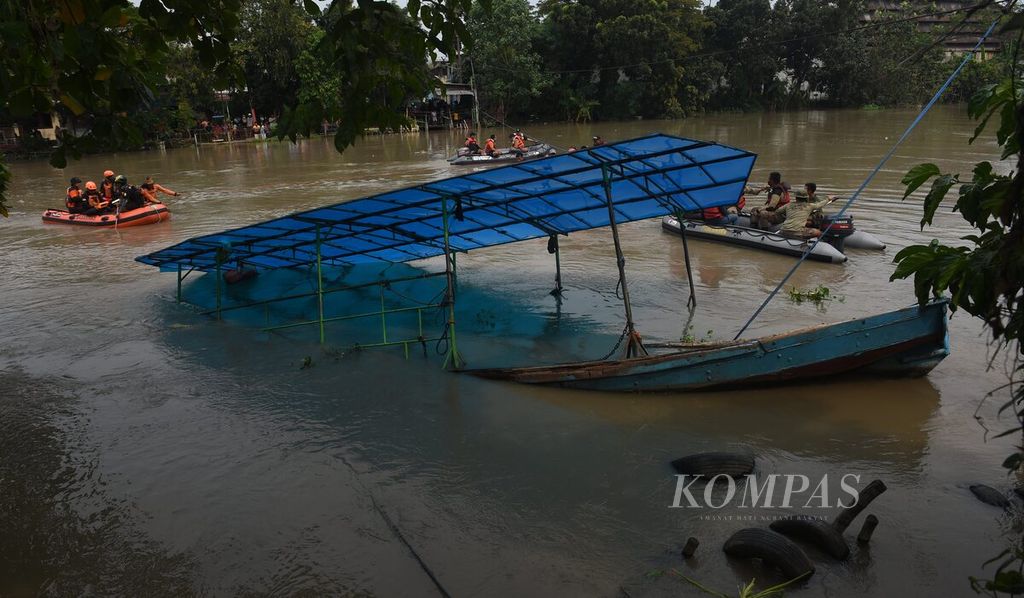 Perahu penyeberangan atau perahu tambangan yang menghubungkan Jalan Mastrip dengan Jalan Pagesangan yang tenggelam di Kali Surabaya, Surabaya, Sabtu (25/3/2023). 