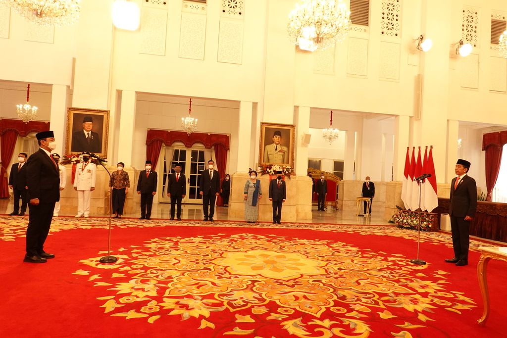Presiden Joko Widodo melantik Hendrar Prihadi sebagai Kepala Lembaga Kebijakan Pengadaan Barang/Jasa Pemerintah (LKPP) masa jabatan 2022-2027, Senin (10/10/2022) pagi, di Istana Negara, Jakarta.