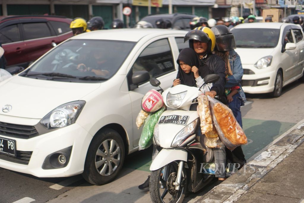 Suasana jalur pantura di Bulak Kapal, Kota Bekasi, Jawa Barat, Minggu (14/4/2024).