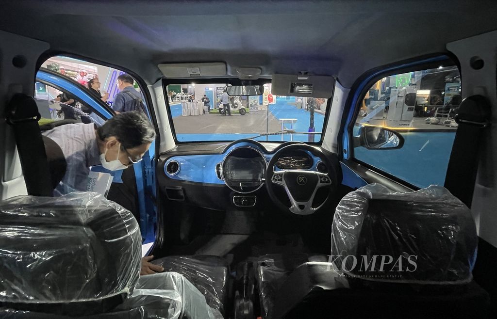 Pengunjung mengamati interior salah satu model mobil listrik yang diberi merek Kurnia Motors di pameran Periklindo Electric Vehicle Show 2023 yang dibuka pada Rabu (17/5/2023) di JIExpo, Kemayoran, Jakarta.