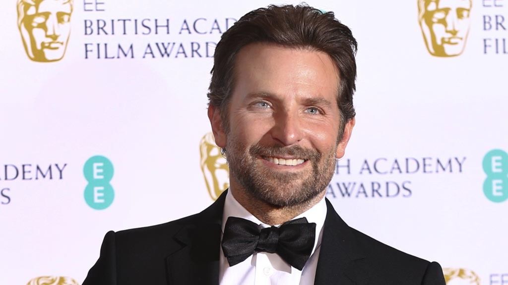 Aktor Bradley Cooper berpose saat fim yang dibintanginya, <i>A Star is Born</i>, meraih penghargaan Best Original Music dalam ajang  BAFTA award, di London, Inggris, Minggu (10/2/2019). 