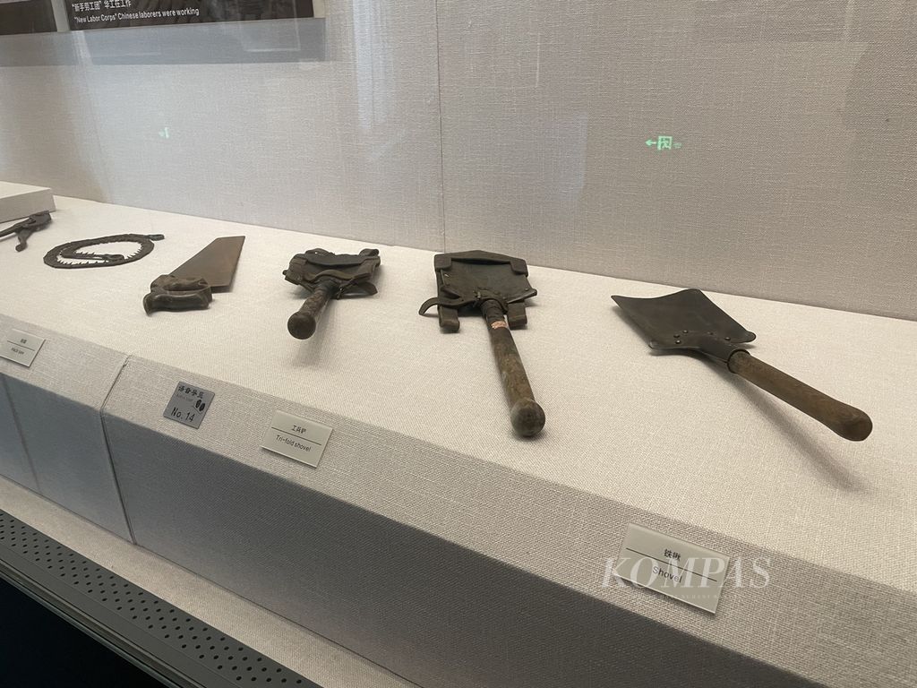 Alat-alat kerja, seperti sekop dan gergaji yang digunakan pekerja China dipamerkan di dalam ruang kaca Museum Perang Dunia I di kota Weihai, Provinsi Shandong, China, Rabu (3/8/2022). 