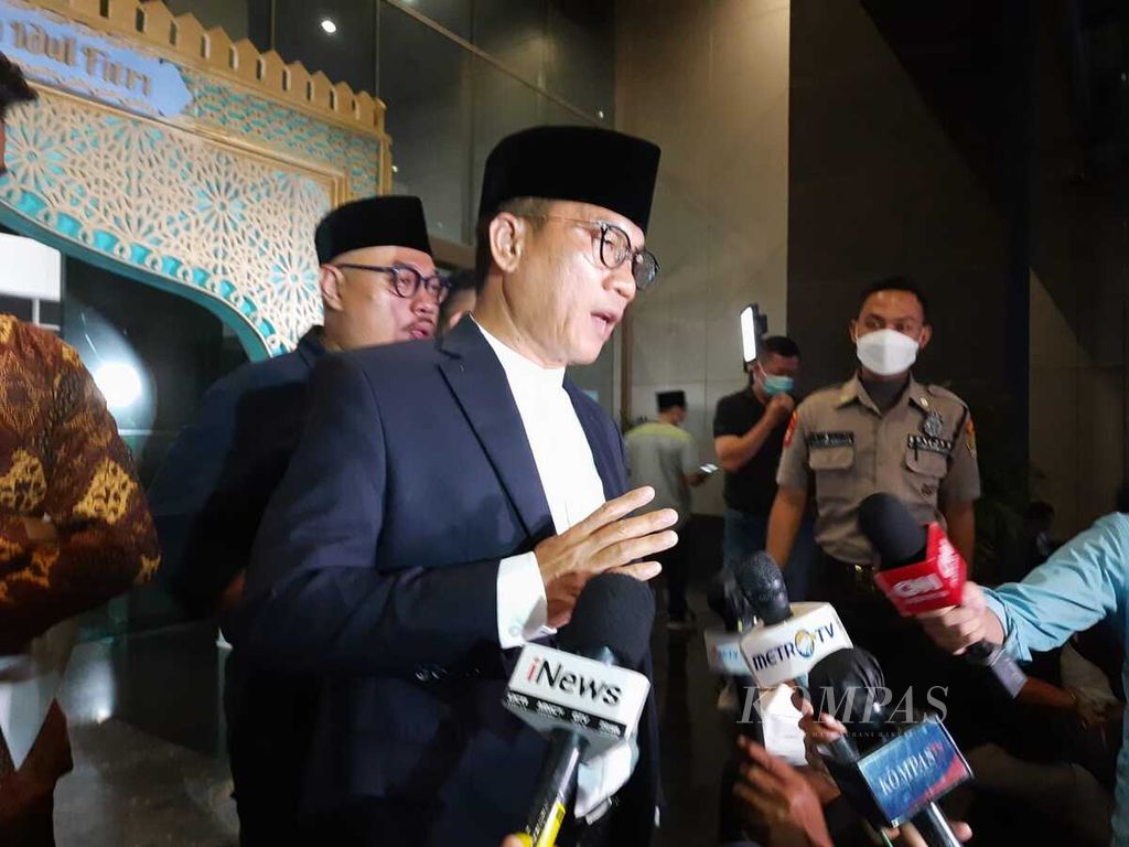 Ketua Komisi VIII DPR Yandri Susanto memberi keterangan kepada wartawan seusai sidang isbat, Minggu (1/5/2022) malam, di kantor Kementerian Agama, Jakarta. 
