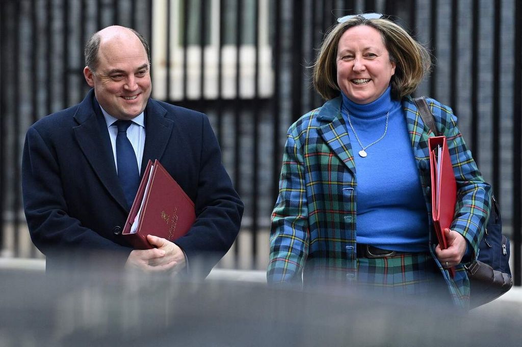 Menteri Pertahanan Inggris Ben Wallace (kiri), berjalan beriring dengan Menteri Perdagangan Internasional Inggris Anne-Marie Trevelyan (kanan) setelah mengikuti pertemuan mingguan kabinet yagn digelar di Downing Street 10, London, pada Selasa (8/2/2022).