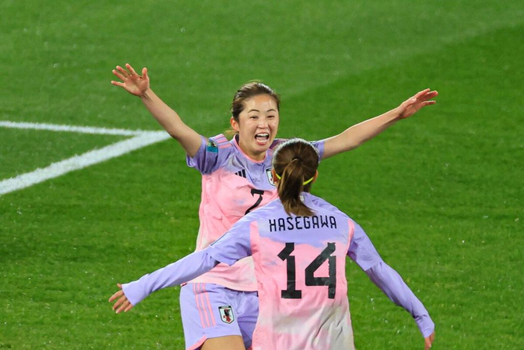 Pemain timnas putri Jepang, Risa Shimizu (kiri), merayakan golnya ke gawang Norwegia pada babak perdelapan final Piala Dunia Putri Australia-Selandia Baru 2023 di Stadion Regional Wellington, Wellington, Selandia Baru, Sabtu (5/8/2023).