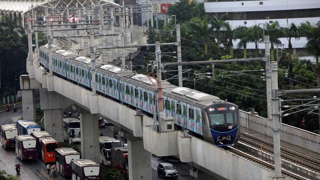 Rangkaian kereta moda raya terpadu Ratangga melintas menjelang Stasiun ASEAN, Jakarta Selatan, Senin (17/2/2020). 