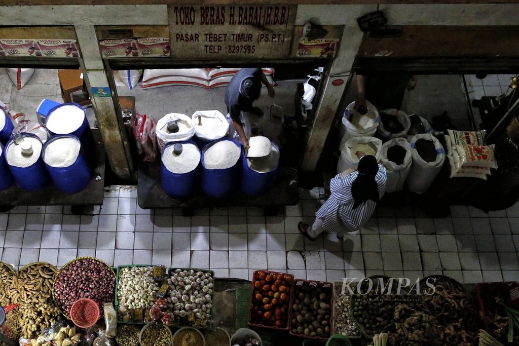 Pedagang beras di Pasar PSPT, Tebet, Jakarta, melayani pembeli, beberapa waktu lalu. Badan Pusat Statistik  menyebutkan, tingkat inflasi beras pada Februari 2024 sebesar 5,32 persen. 