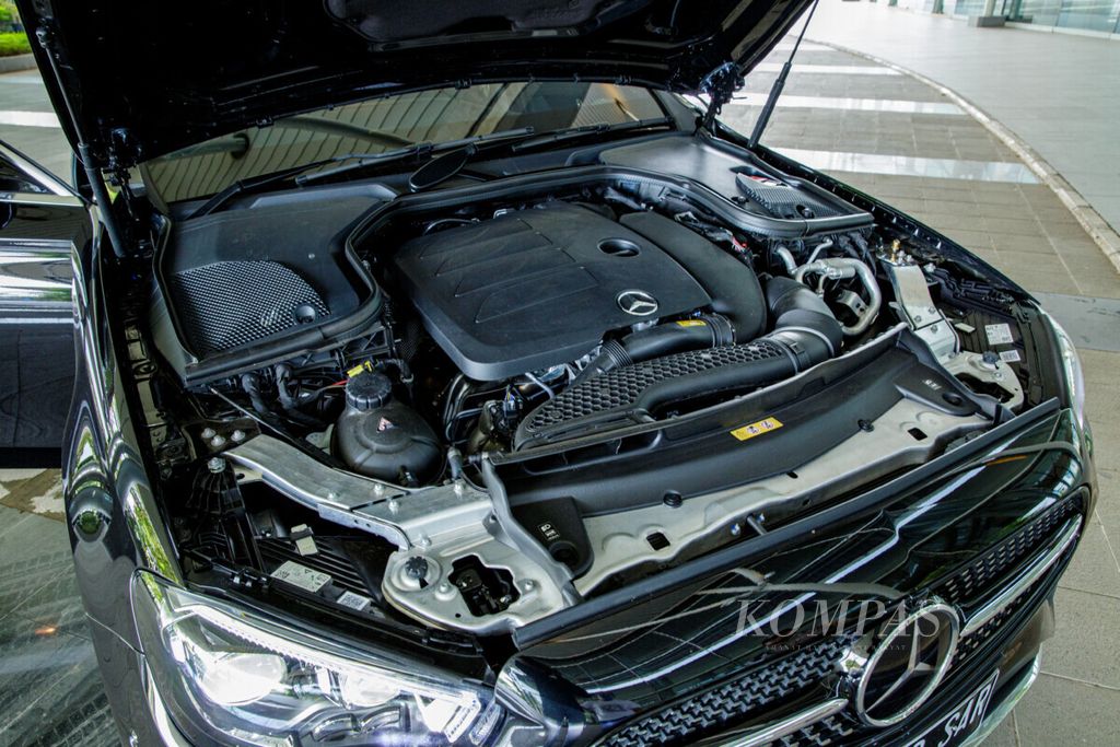 Ruang mesin New Mercedes-Benz E 300 AMG Line 2021