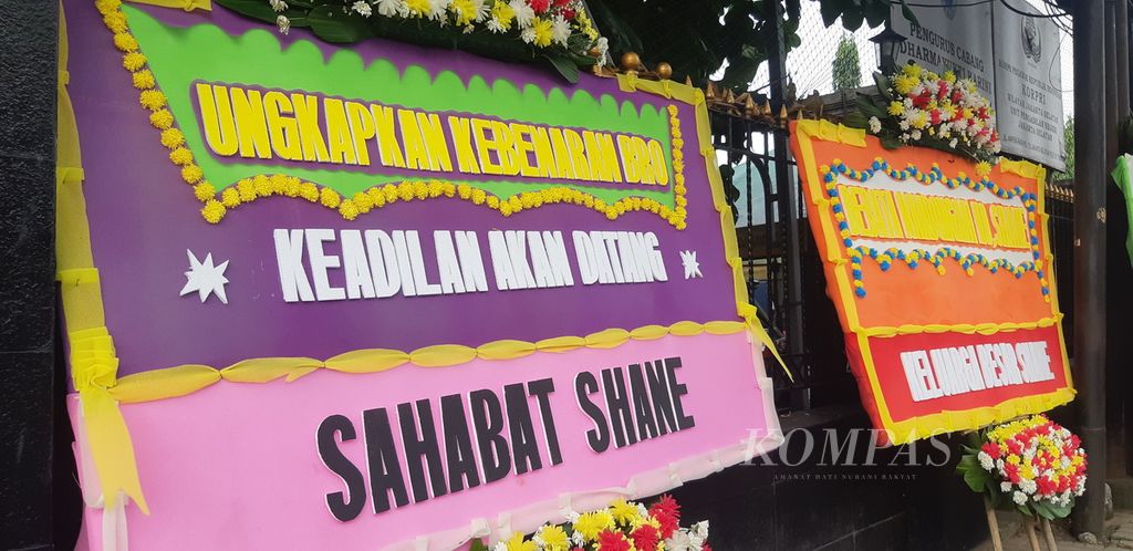 Papan ucapan dukungan bagi Shane Lukas (19), terdakwa kasus penganiayaan berat terhadap anak, di depan Pengadilan Negeri Jakarta Selatan, Selasa (6/6/2023).