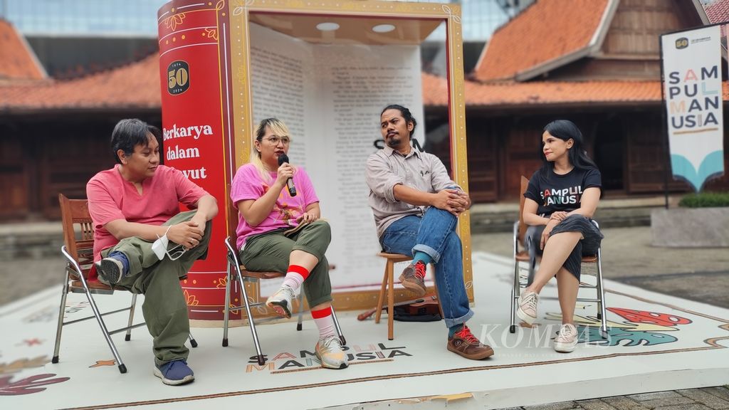 Penulis Gratiagusti Chananya Rompas (kedua dari kiri) membaca puisi dalam sebuah acara di Bentara Budaya Jakarta, Senin (1/4/2024).