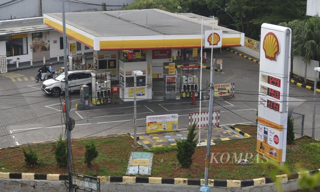 Activities at one of Shell's gas stations in West Jakarta, Monday (7/3/2022). World crude oil prices continue to soar and have penetrated above 130 US dollars per barrel. This condition is increasingly burdensome for Indonesia, which is dependent on oil imports.