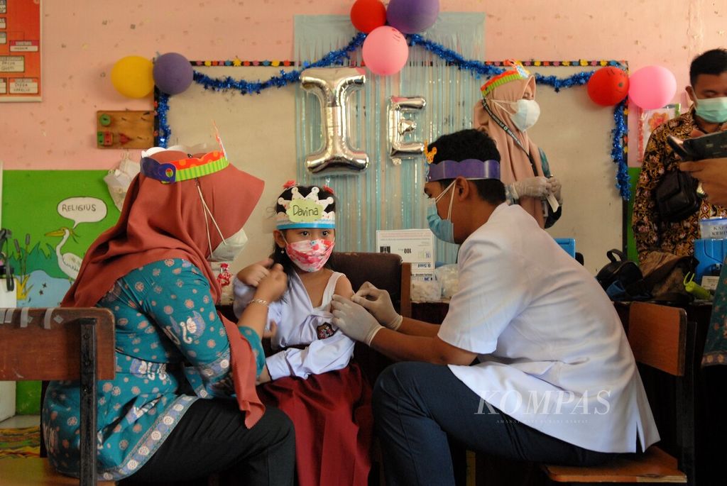 Dekorasi bertema ulang tahun dibuat untuk menghibur anak-anak yang menjalani imunisasi di Sekolah Dasar Negeri 28, Kota Jambi, Kamis (9/9/2021).