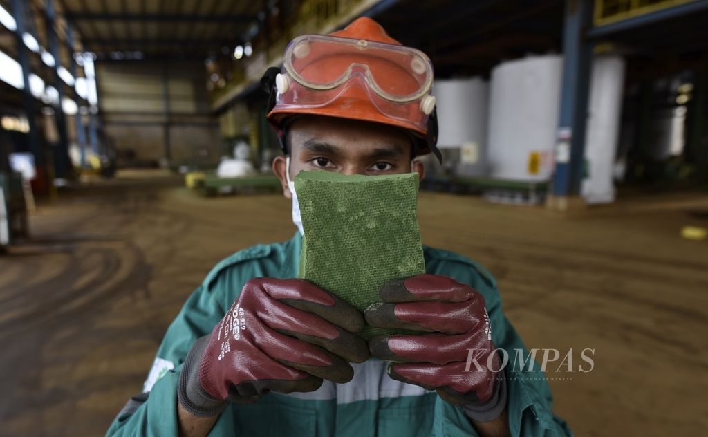 Pekerja menunjukkan hasil produksi berupa mixed hidroxyde precipitate (MHP) di pabrik peleburan nikel (smelter) dengan teknologi <i>high pressure acid leaching</i> (HPAL) di kawasan penambangan dan industri pengolahan nikel grup Harita Nickel yang berada di Pulau Obi, Halmahera Selatan, Maluku Utara, Sabtu (25/11/2023). 