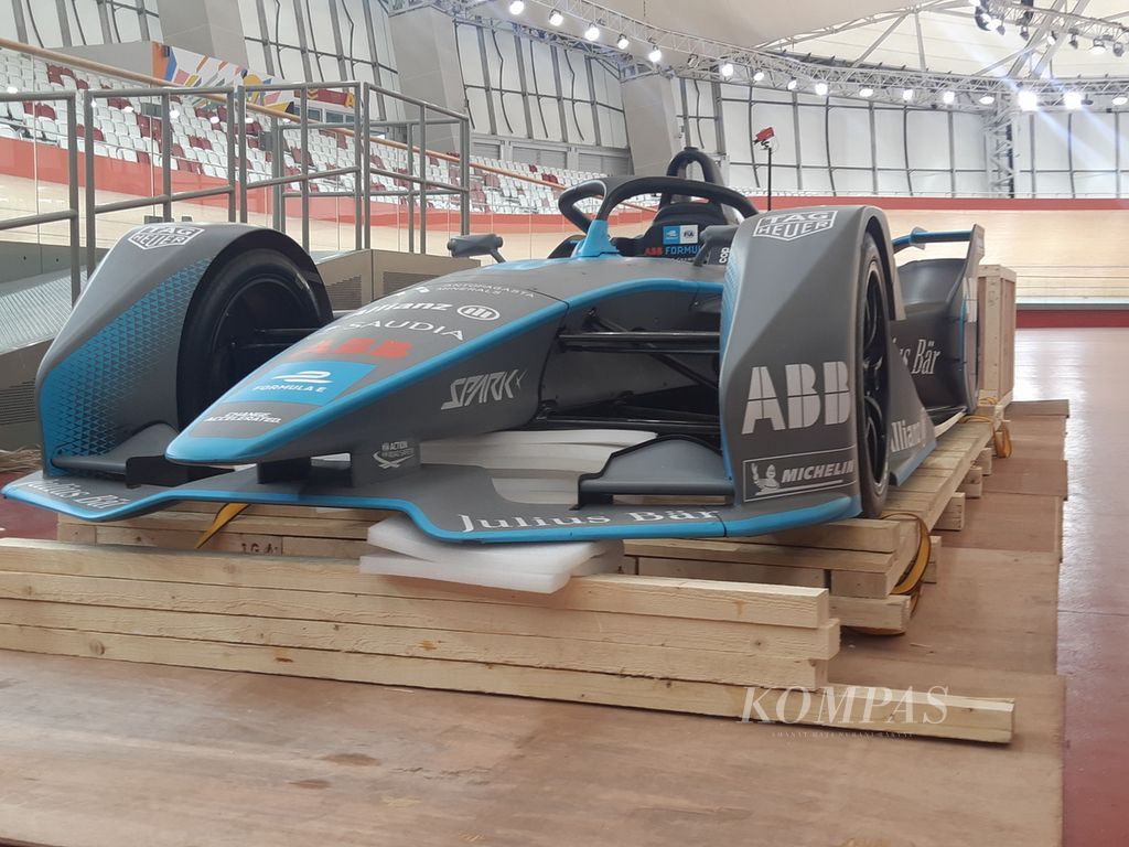 Tampak depan replika mobil balap Formula E saat dibuka di Jakarta International Velodrome, Rawamangun, Jakarta Timur, pada Kamis (26/5/2022). Mobil ini pernah digunakan dalam balapan Formula E.