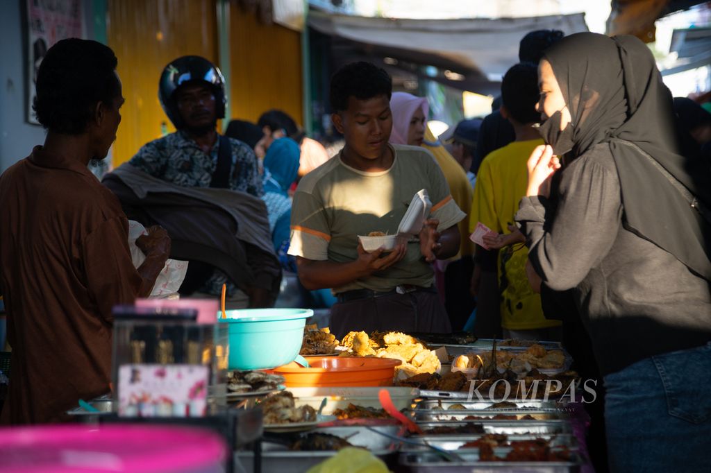 Warga membeli takjil untuk berbuka puasa di pasar takjil Tanjung Uma, Batam, Kepulauan Riau, Rabu (13/3/2024).