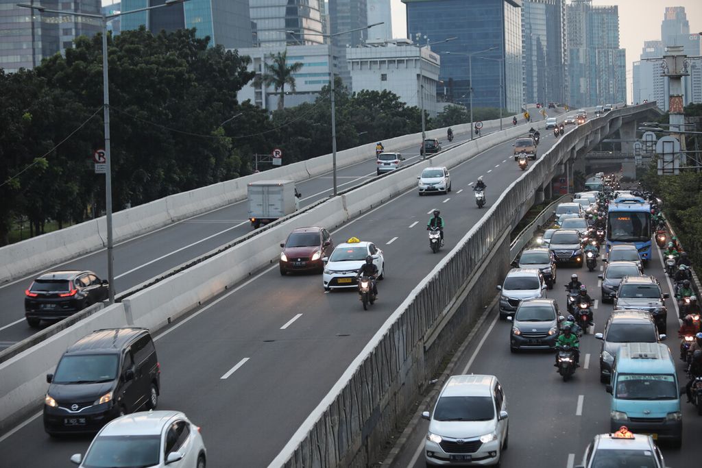 Kondisi arus lalu lintas di Jalan Layang Prof Hamka dan Jalan Prof dr Satrio, Casablanca, Jakarta Selatan, relatif lebih lancar, Selasa (17/3).