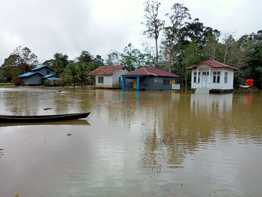 Banjir di Kabupaten Melawi, Kalimantan Barat, Minggu (9/10/2022).