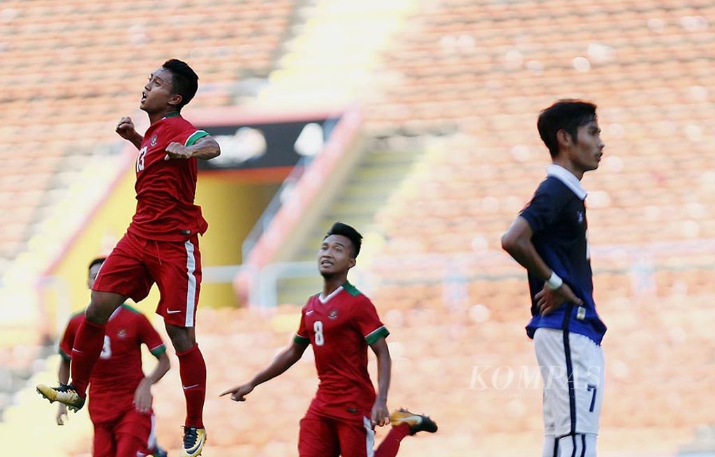 Selebrasi gol pemain tim nasional sepak bola Indonesia U-22, Febri Hariyadi (meloncat), setelah membobol gawang Kamboja pada laga penyisihan Grup B  SEA Games Kuala Lumpur 2017 di Stadion Shah Alam, Selangor, Malaysia, Kamis (24/8). Indonesia lolos ke semifinal setelah mengalahkan Kamboja 2-0.