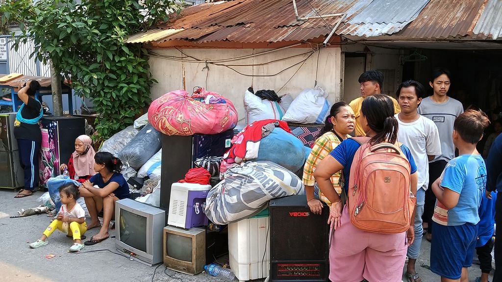 Kondisi warga terdampak beserta barang-barang yang mereka selamatkan dari kebakaran di RW 003, Jalan Kapuk Utara 2, Kapuk Muara, Penjaringan, Jakarta Utara, Minggu (30/7/2023) sore.