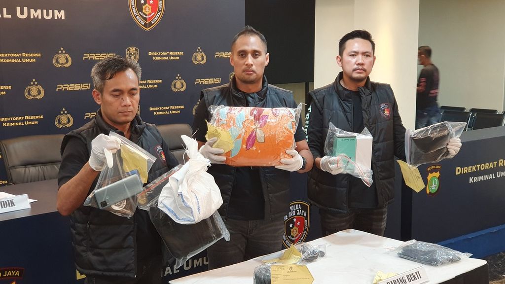 Polisi menunjukkan barang bukti yang digunakan Volly Willy Aritonang (53) dan adiknya, Mohammad Furqon (52), dalam kasus pembunuhan perempuan berinisial TR (22) di Polda Metro Jaya, Jakarta, Selasa (30/5/2023).