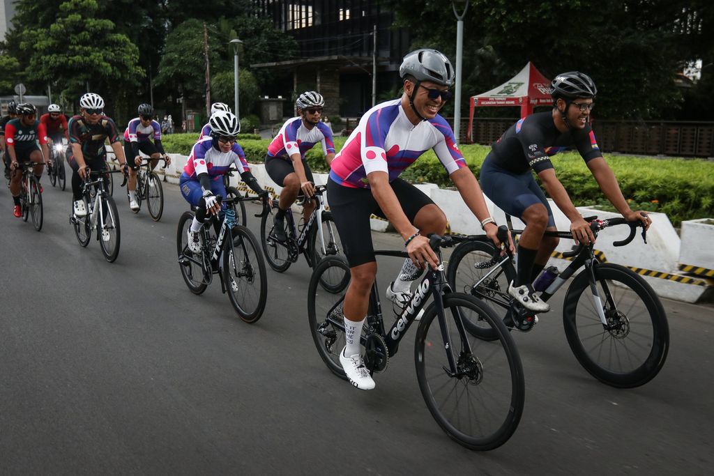 Peserta Coffee Ride Road to Cycling de Jabar 2023 bersepeda di kawasan Kuningan, Jakarta, Minggu (2/4/2023). Harian <i>Kompas </i>berkolaborasi dengan Pemerintah Provinsi Jawa Barat dan Bank BJB kembali menggelar Cycling de Jabar 2023. Acara tersebut dibuka dengan kegiatan Coffee Ride Road to Cycling de Jabar yang digelar di dua kota, yakni Jakarta dan Bandung. 
