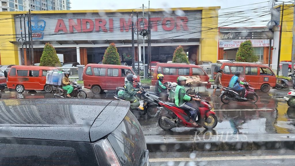 Deretan angkot parkir di tepi jalan karena sopirnya memprotes adanya Biskita Trans Bekasi Patriot di Kota Bekasi, Jawa Barat, Kamis (29/2/2024).