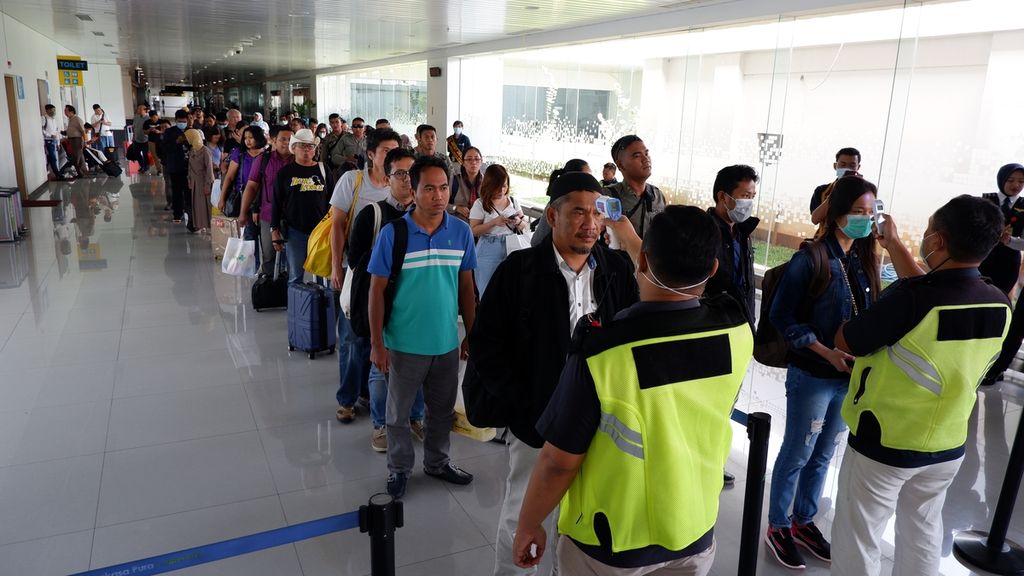 Suasana pengecekan suhu tubuh penumpang di area kedatangan penerbangan domestik Bandara Internasional Jenderal Ahmad Yani, Kota Semarang, Jawa Tengah, Rabu (11/3/2020). 