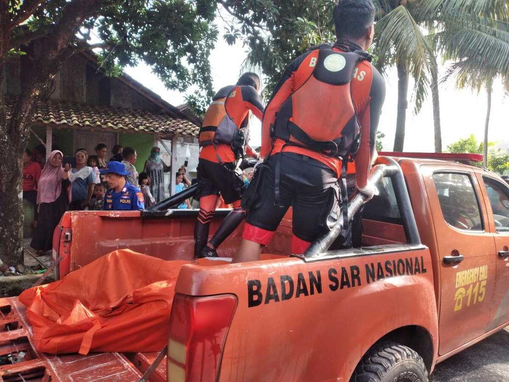 Tim SAR gabungan mengevakuasi jasad Herry Isai P Tobing (22), mahasiswa Institut Teknologi Sumatera yang terseret ombak di Kabupaten Pesisir Barat, Lampung,  Sabtu (8/7/2023). 