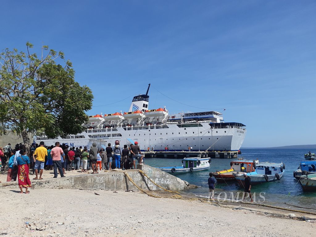 Warga ramai-ramai menonton proses sandar KM Bukit Siguntang dari luar Pelabuhan Tenau, Kota Kupang, Nusa Tenggara Timur, pada Sabtu (6/7/2024). Kapal tersebut dioperasikan PT Pelni. 