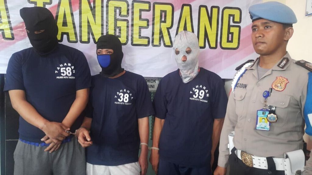 Mengaku sebagai penyidik dari Direktorat Tindak Pidana Korupsi Bareskrim Polri dan wartawan, tiga pemuda memeras sekretaris salah satu desa di Kecamatan Kresek, Kabupaten Tangerang. Dalam aksinya, ketiga tersangka, yakni RH, FI, dan MI, meraup keuntungan Rp 700 juta.