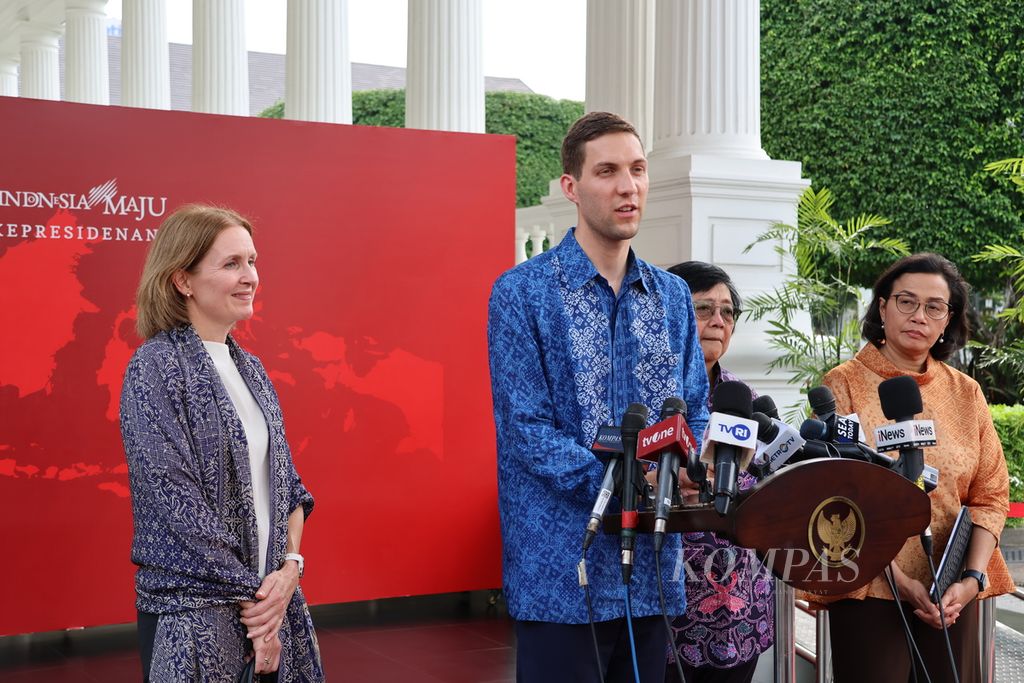 Menteri Iklim dan Lingkungan Norwegia Andreas Bjelland Eriksen memberikan keterangan seusai diterima Presiden Joko Widodo di Istana Merdeka, Jakarta, Minggu (2/6/2024).