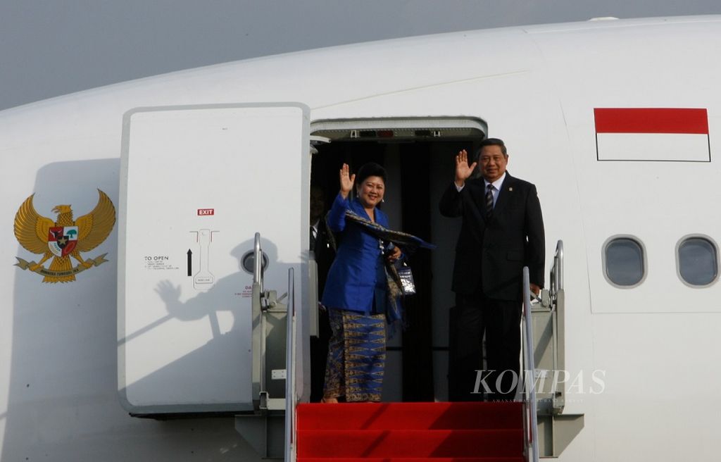Presiden Susilo Bambang Yudhoyono didampingi Ny Ani Yudhoyono memasuki pesawat kepresidenan di Bandara Halim Perdanakusumah, Jakarta, Kamis (24/6/2010) sore. Presiden melakukan kunjungan pertama ke Toronto, Kanada, untuk menghadiri pertemuan puncak negara-negara G-20.