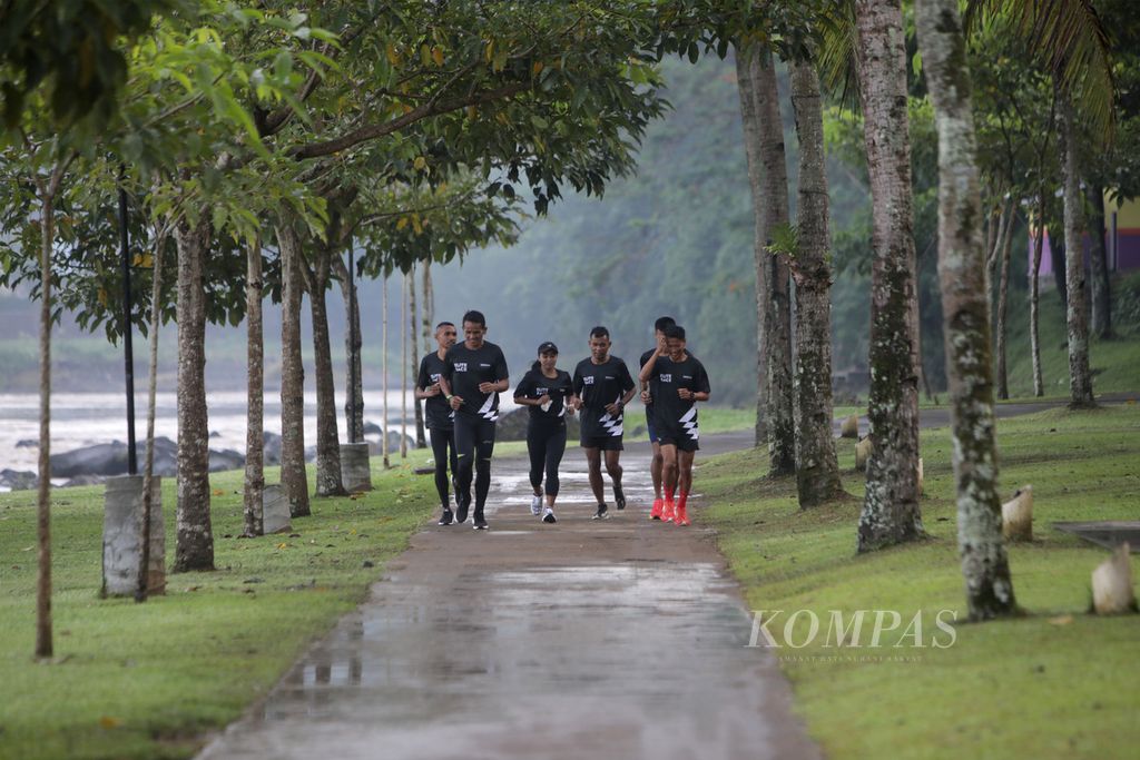 Peserta Borobudur Marathon 2022 Powered by Bank Jateng kategori elite race berlatih di Kompleks Hotel Puri Asri, Magelang, Jawa Tengah, Jumat (11/11/2022). Sebanyak 37 pelari elite putra dan putri akan berlari sejauh 42.194 kilometer atau maraton penuh (FM) pada Borobudur Marathon 2022, Sabtu (12/11/2022). Mereka dipilih panitia dan direkomendasikan pengurus Persatuan Atletik Seluruh Indonesia (PASI).