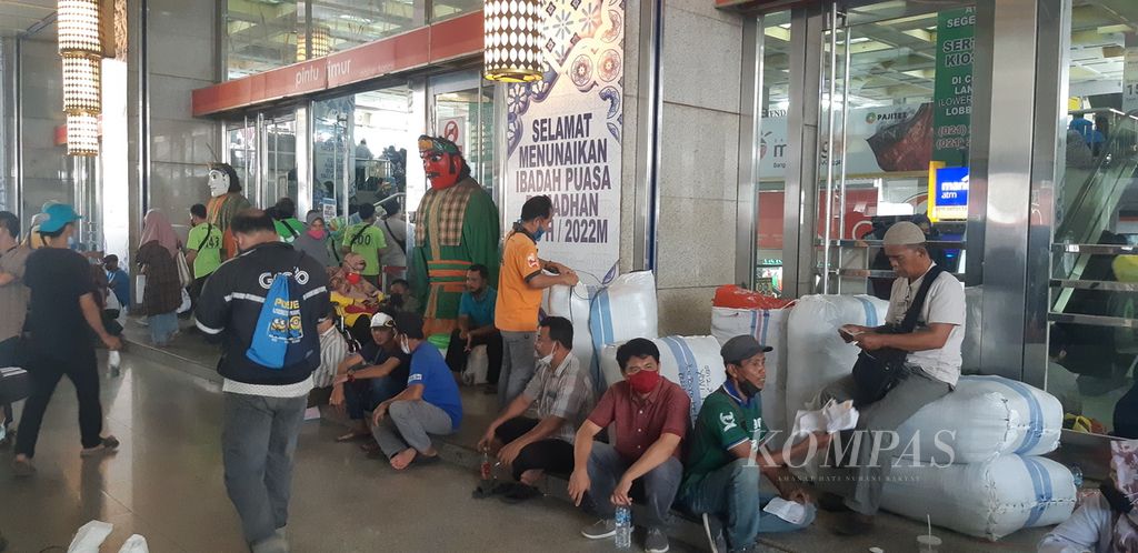 Keramaian pengunjung dan kuli panggul di Pintu Masuk Pasar Tanah Abang Blok A, Jakarta Pusat, jelang Ramadhan, Selasa (29/3/2022).