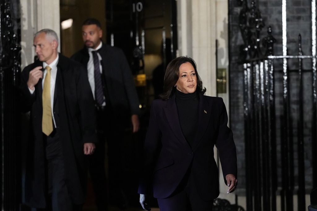 Wakil Presiden AS, Kamala Harris berjalan meninggalkan Downing Street 10, London setelah menggelar pertemuan dengan Perdana Menteri Inggris, Rishi Sunak pada Rabu (1/11/2023).