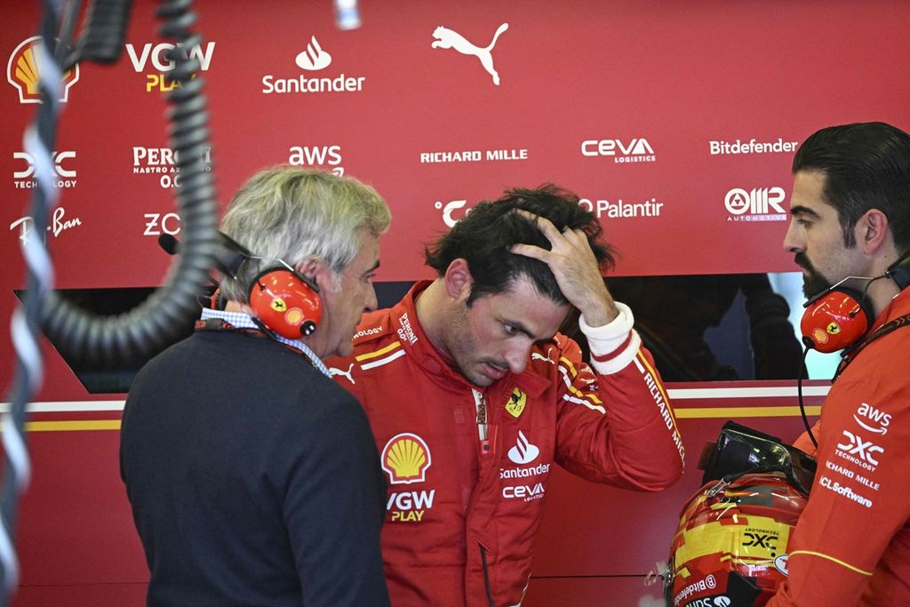 Pebalap tim Ferrari, Carlos Sainz Jr (tengah), saat masuk ke <i>pit</i> pada sesi latihan pertama F1 seri Australia di Sirkuit Albert Park, Melbourne, Australia, Jumat (22/3/2024).