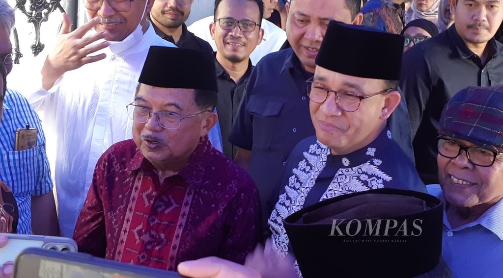 Jusuf Kalla dan Anies Baswedan melayat almarhum ekonom senior Faisal Basri Batubara di rumah duka di kawasan Tebet, Jakarta Selatan, Kamis (5/9/2024).