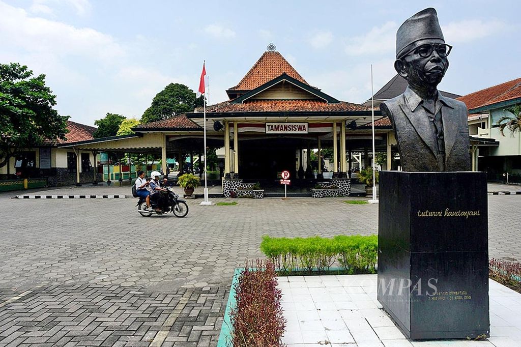 Patung Ki Hadjar Dewantara di depan pendopo di kompleks sekolah Taman Siswa di Yogyakarta, 11 April 2016. Sekolah yang didirikan pada 3 Juli 1922 di kediaman Ki Hadjar ini terus berperan mencerdaskan generasi penerus bangsa.  