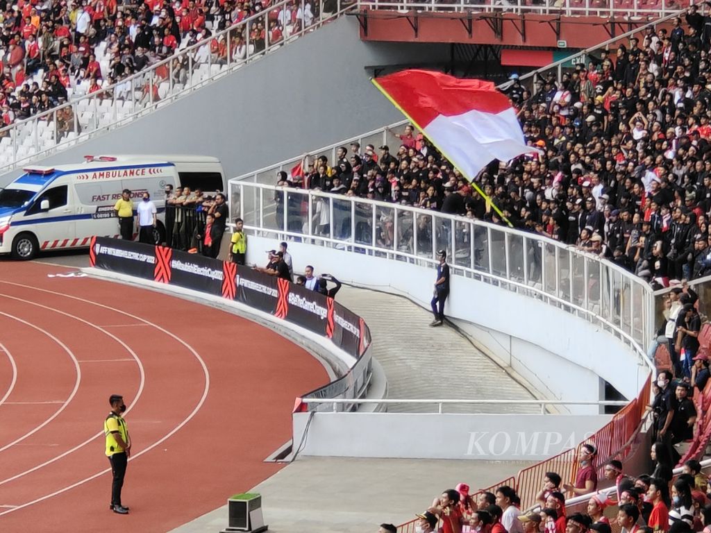 Petugas <i>steward </i>mengawasi penonton saat laga Piala AFF 2022 antara Indonesia dan Kamboja di Stadion Gelora Bung Karno, Jakarta, Jumat (23/12/2022). Laga itu menjadi pertandingan pertama di Indonesia yang dihadiri penonton usai Tragedi Kanjuruhan. 