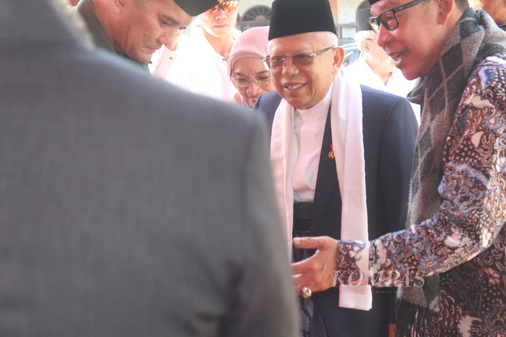 Wakil Presiden Ma'ruf Amin (mengenakan kacamata dan syal putih) berkunjung ke Pondok Buntet Pesantren di Kabupaten Cirebon, Jawa Barat, Jumat (25/8/2023). Dalam kunjungannya, Wapres bertemu dengan sejumlah ulama di Cirebon. Wapres juga mendorong pengembangan ekonomi yang berbasis di pesantren.