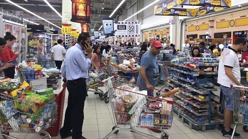 Dalam foto yang dirilis Doha News, ini, terlihat warga antre berbelanja barang-barang kebutuhan pokok di sebuah supermarket di Doha, Qatar (5/6/2019). Kebutuhan akomodasi dan makan minum di Qatar akan meningkat saat penyelenggaraan Piala Dunia.