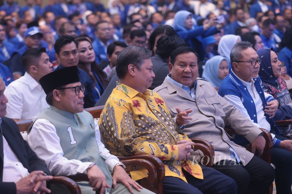 Ketua Umum Partai Amanat Nasional (PAN) Zulkifli Hasan (kanan) bersama bakal calon presiden yang juga Ketua Umum Partai Gerindra Prabowo Subianto (dua dari kanan), Ketua Umum Partai Kebangkitan Bangsa Muhaimin Iskandar (kiri), Ketua Umum Partai Golkar Airlangga Hartarto (dua dari iri) dan Ketua Umum Partai Bulan Bintang Yusril Ihza Mahendra (tidak tampak) menghadiri perayaan Hari Ulang Tahun ke-25 PAN di Jakarta, Senin (28/8/2023).