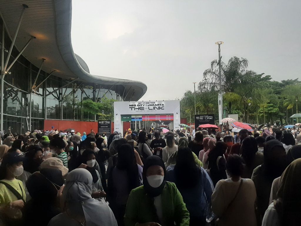 Penonton hari kedua konser NCT 127 enggan memaksakan diri menyusul kejadian dorong-dorongan pada Jumat (4/11/2022) di ICE BSD, Tangerang Selatan.