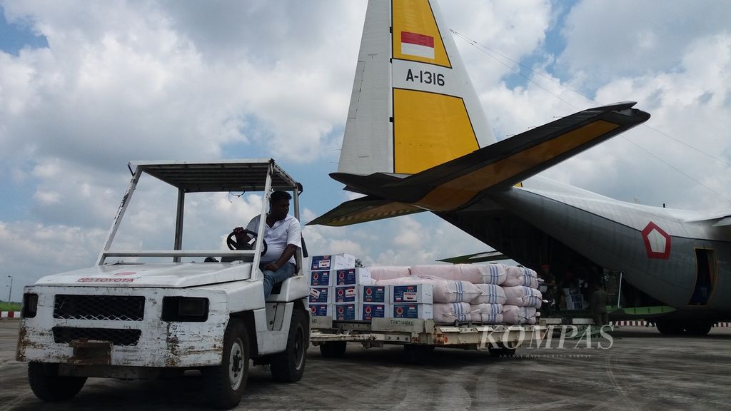 Bantuan kemanusiaan Indonesia diangkut keluar dari dalam perut C-130 Hercules TNI Angkatan Udara, bernomor penerbangan A-1316.