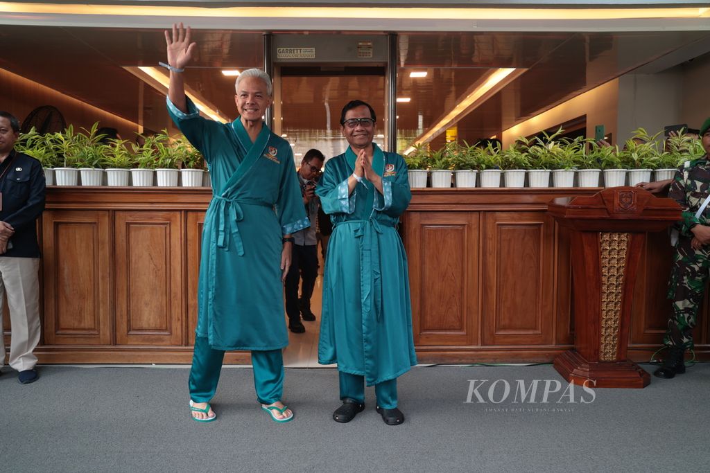 Bakal calon presiden dan calon wakil presiden Ganjar Pranowo (kiri) dan Mahfud MD bersiap menjalani pemeriksaan kesehatan di RSPAD Gatot Soebroto, Jakarta, Minggu (22/10/2023). 