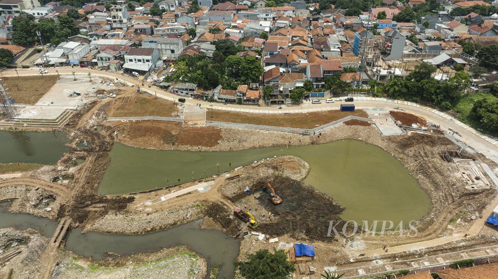 Foto udara proyek pembangunan Waduk Lebak Bulus, Cilandak, Jakarta Selatan, Senin (31/10/2022). Waduk Lebak Bulus memiliki kapasitas tampung 44.000 meter kubik air sungai.