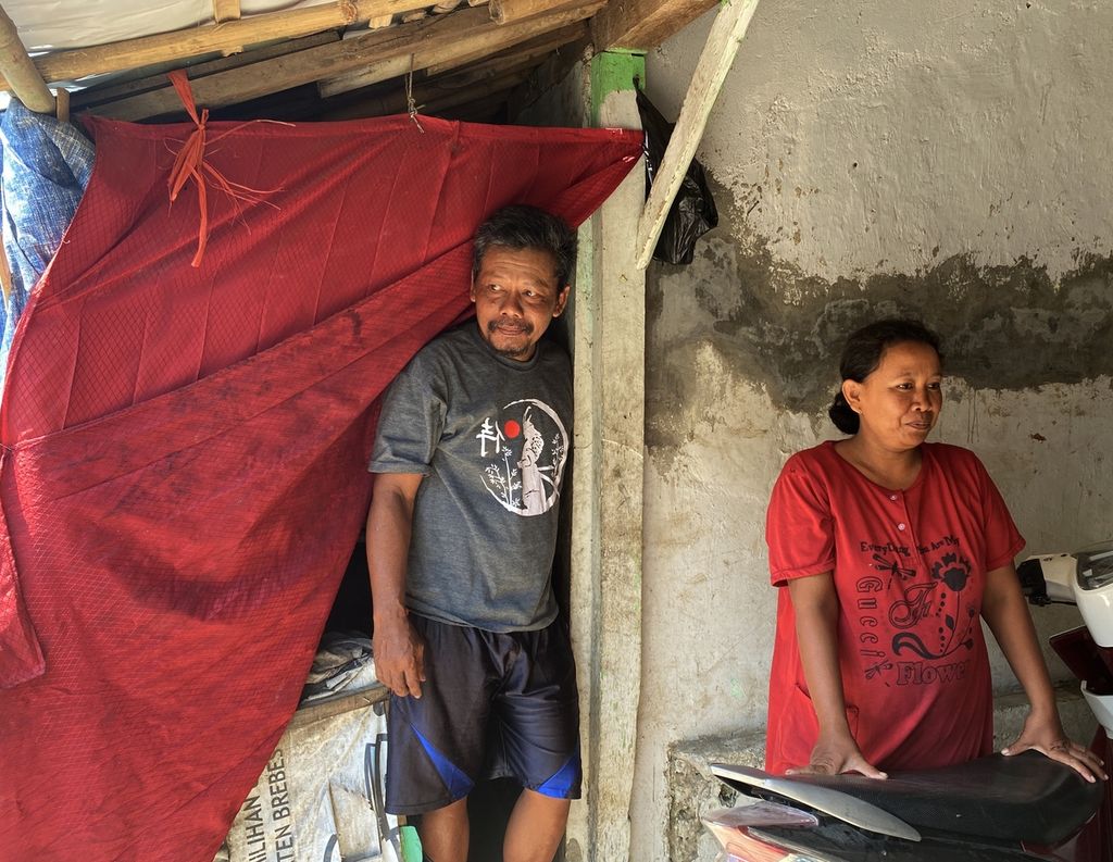 Suasana di depan rumah Wamad (45), salah satu warga miskin ekstrem di Desa Cipelem, Kecamatan Bulakamba, Kabupaten Brebes, Jawa Tengah, Jumat (8/10/2021). Di desa itu ada sekitar 8.000 orang atau sekitar 71 persen yang berpenghasilan kurang dari Rp 340.000 per bulan atau tergolong miskin esktrem. Sebagian dari mereka tinggal di rumah tidak layak huni, tidak memiliki akses terhadap air dan listrik, serta tidak memiliki jamban.