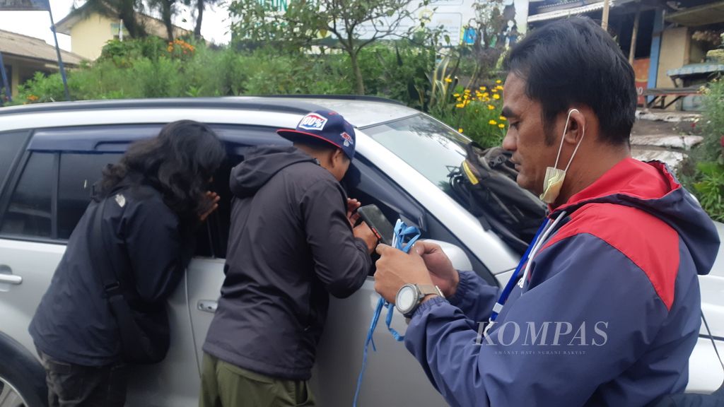 Teman-teman jurnalis Probolinggo mencoba membuka pintu.