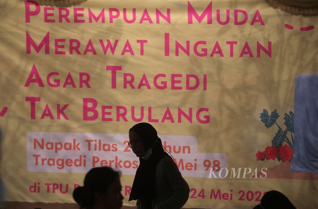 Aktivis perempuan berkumpul dalam acara Napak Tilas 24 Tahun Perkosaan Mei '98 di TPU Pondok Ranggon, Jakarta, Selasa (24/5/2022). Peringatan ini diadakan untuk merawat ingatan kolektif bangsa Indonesia agar bersama-sama mencegah ini berulang serta terus menagih komitmen pemerintah untuk menuntaskan kasus pemerkosaan Mei 1998. 